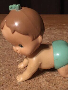 VINTAGE 1977 TOMY WIND UP CRAWLING BABY